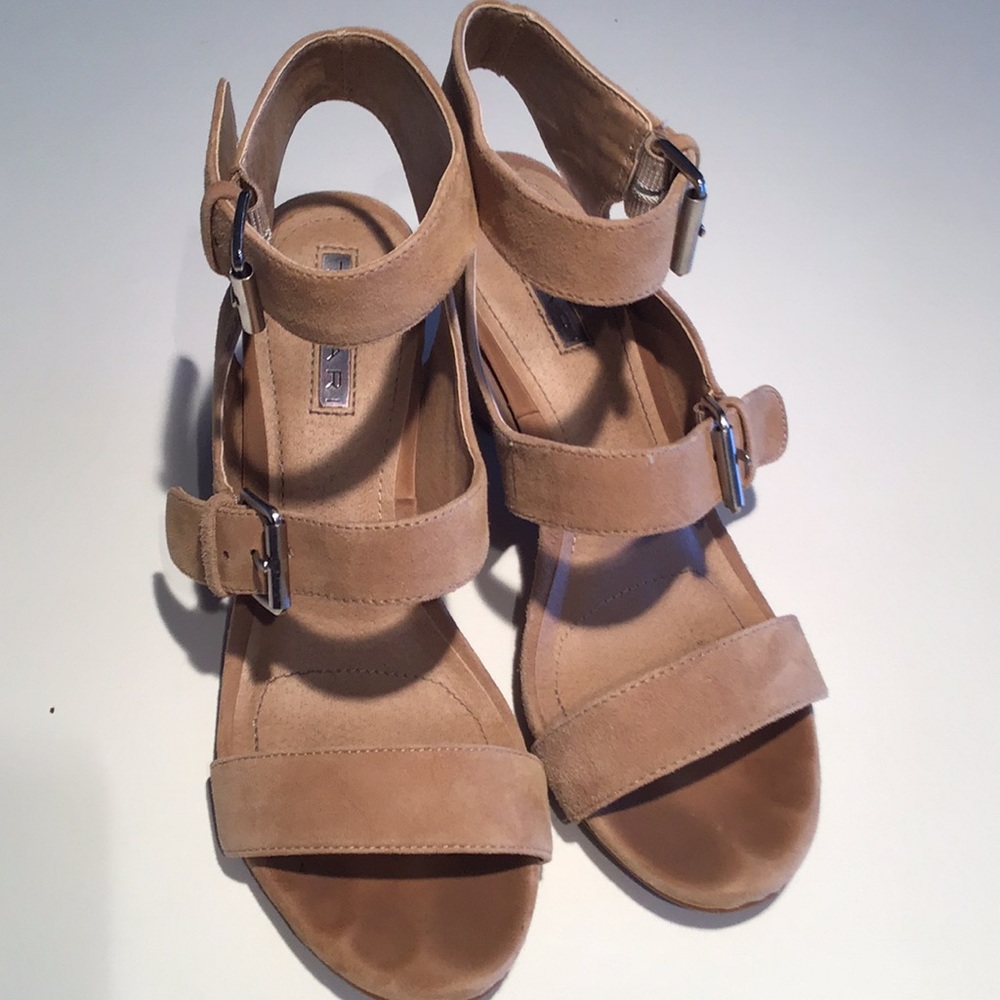 Taupe Tahari Heels Sz 7 Great Condition